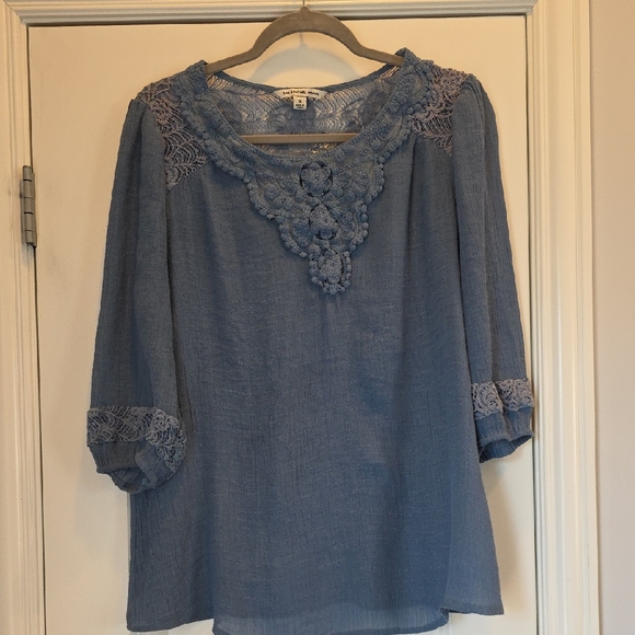 Zac & Rachel Tops - GUC 1X Zac & Rachel Blue Applique And Lace Accent Top